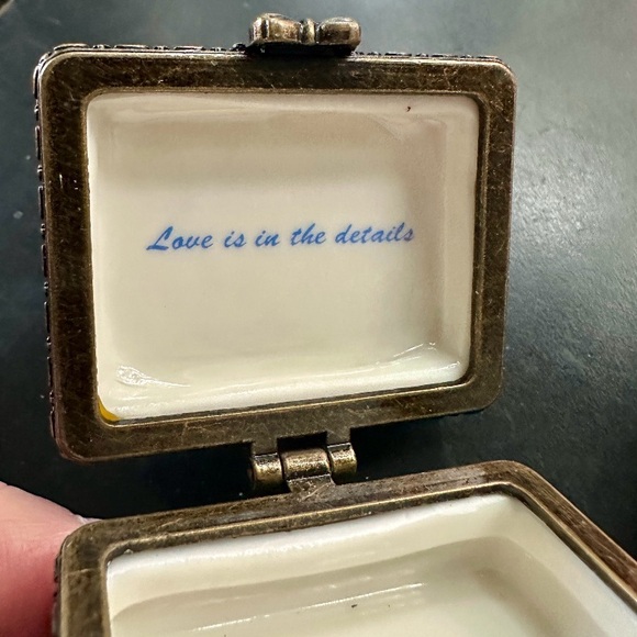 VINTAGE 1999 MADAME ALEXANDER PORCELAIN TRINKET BLUE DOLL BOX PINK BABY SHOES - Picture 6 of 8